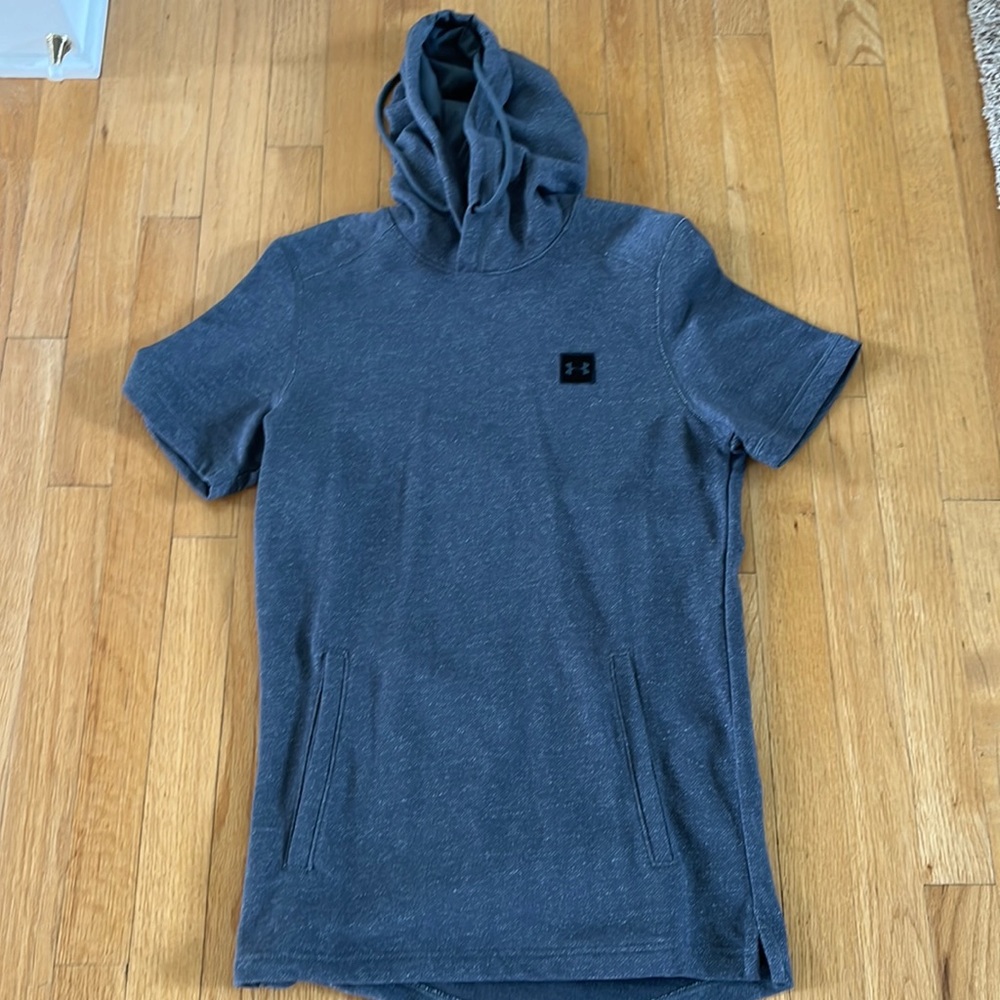 Under Armour men’s gray short sleeved hoodie size S